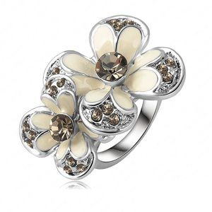 SALE ** BRAND NEW ** GORGEOUS FLOWER RING